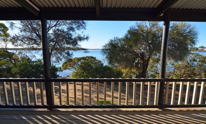 Lake Wangary House | CDC-625 Beach House incl. rear 2BR studio - waterfront property