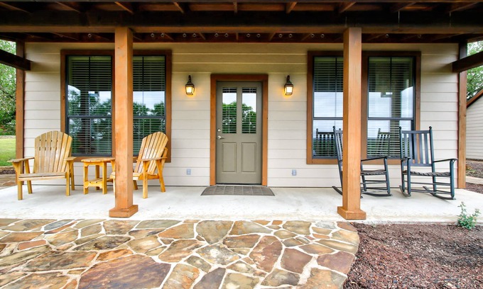 Comfort Apartment | Cedar Cabin at Riven Rock Ranch in Comfort