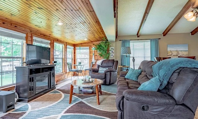 Gun Barrel City House | Cedar Creek Lake waterfront 3-bedroom 1.5 bath home - just steps to the water!