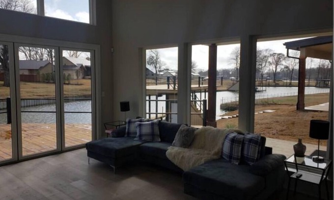 Tool House | Cedar Creek Lake Playhouse, Waterfront, EV Charger