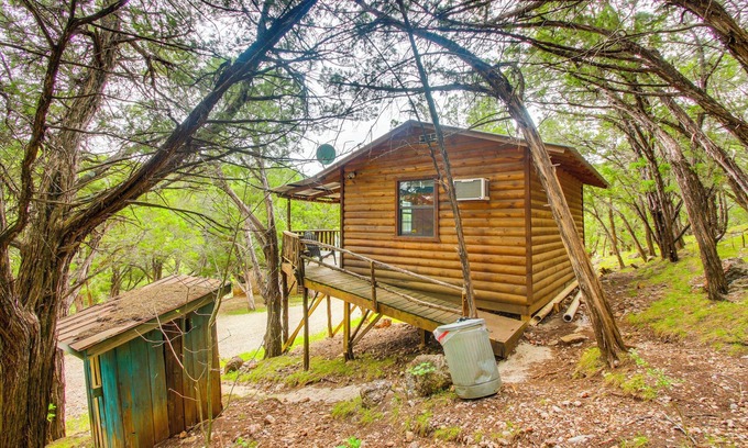 Davis Apartment | Cedar Falls Cabins #6: Hillside w/Views!