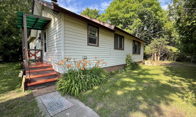 Rumely House | Cedar Glen centrally located peaceful setting near to Pictured Rocks!nn