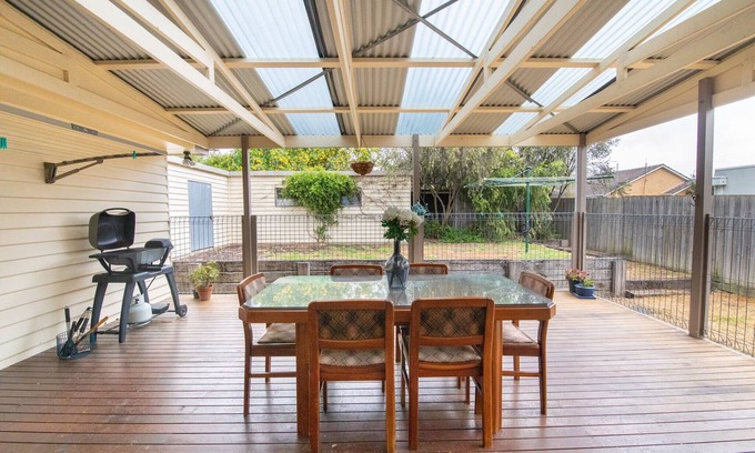 Burwood East House | Cedar Holiday House - WiFiParking24hrshopsSinglelevel