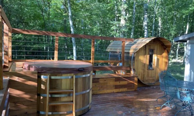 Innsbrook Ski Chalet | Cedar Hot Tub & Cedar Barrel Sauna nA Truly unique cabin at Innsbrook Resort !
