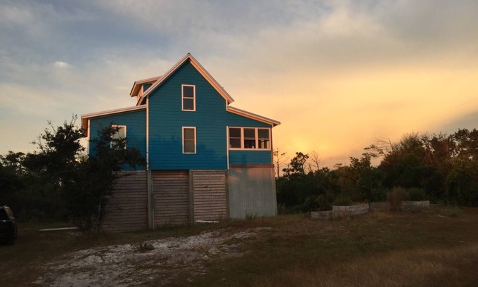 Cedar Island Cottage | Cedar Island cottage, short walk to beach