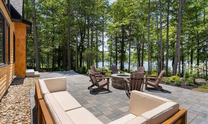 Raymond House | Cedar Lane Lodge - Luxury Lake House