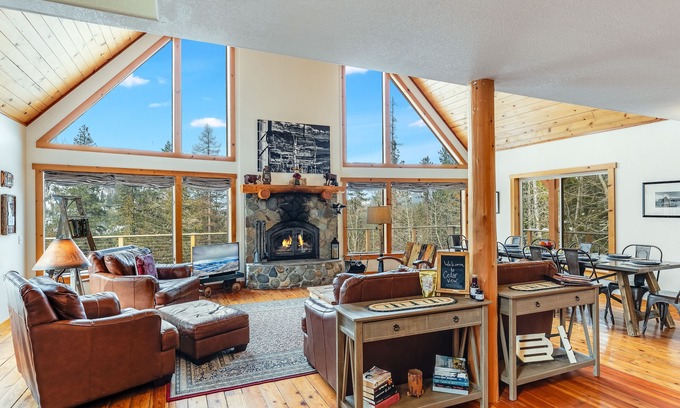 Sagle Cabin | Cedar View Lodge- Scenic Sandpoint area mountain home, in secluded location.