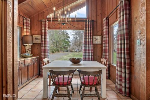 Uncertain House | Cedar Wood Lodge Entire Home, W Canoes & Kayaks