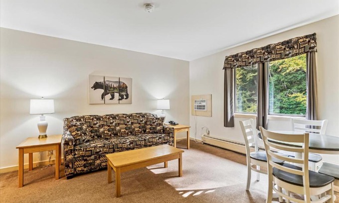 West Bridgewater Hotel | Cedarbrook Deluxe one bedroom suite with outdoor heated pool 21416