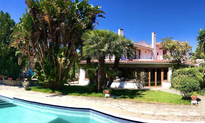 Costa de Caparica Villa | Cedars Guest House - beach & Lisbon