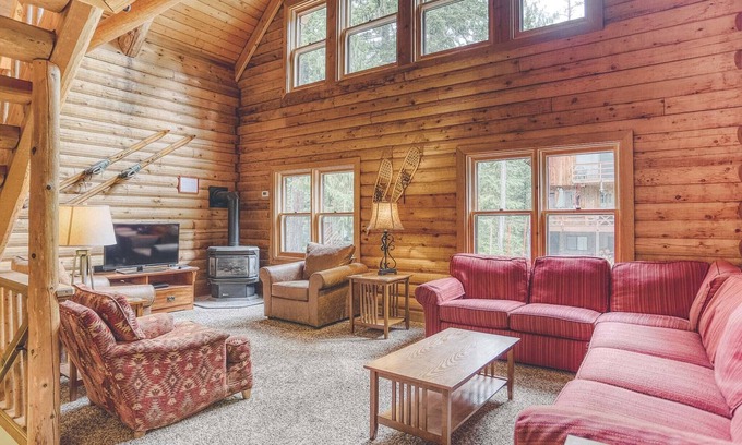 Government Camp Cabin | Cedarwood Lodge, hot tub, fireplace, close to hiking, biking. Dogs ok.