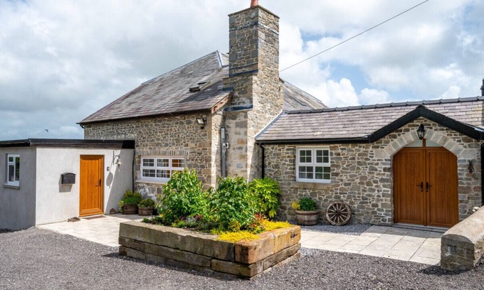 Llandeilo House | Cefncilwg - Five Bedroom House, Sleeps 10