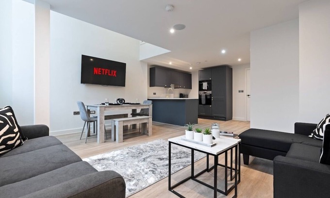 Leeds Apartment | Ceiling Sound System - Sleeps 8 - City Centre