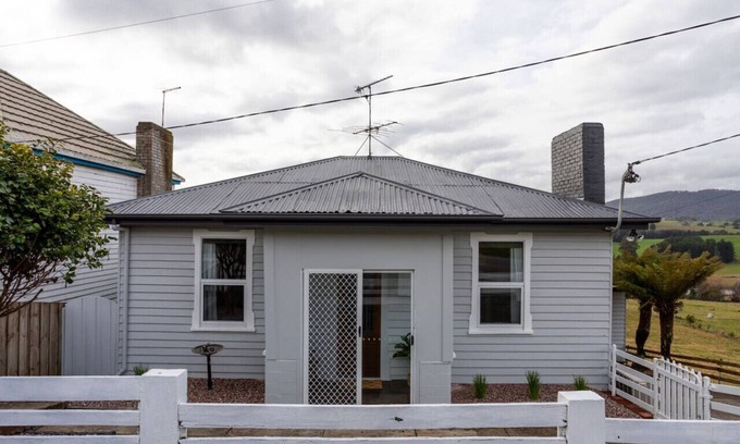 Scottsdale House | Celtic Cottage, central to Barnbougle & Derby MBT