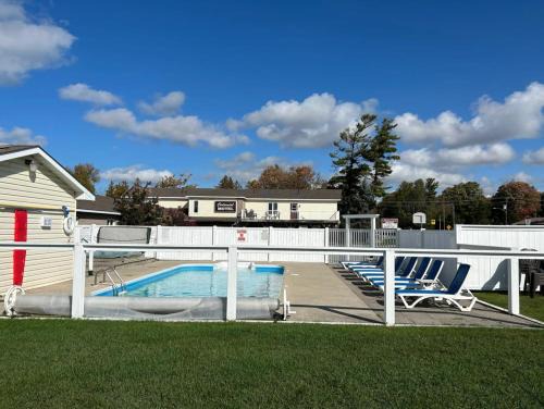Sauble Beach Hotel | Centennial Motel