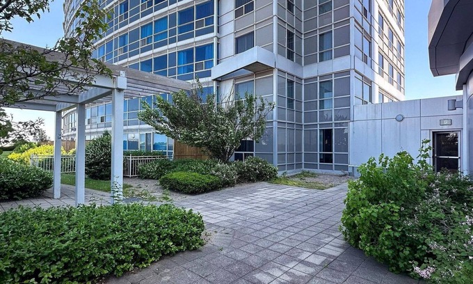 Agincourt Condo | Central 1BR + Den - 15 Mins to Downtown!