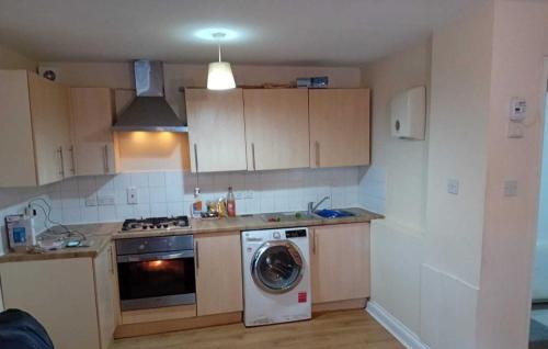 Newham Apartment | Central 2-Bed House - Sleeps 3 & Garden