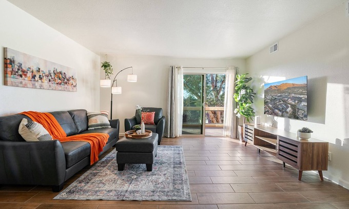 Casas Adobes Condo | Central 2bdr Gem w/King Bed