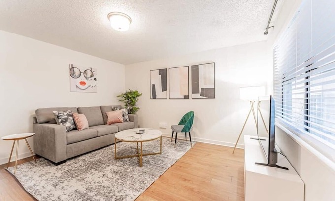 Brentwood Apartment | Central 2BR king suite with pool and gym