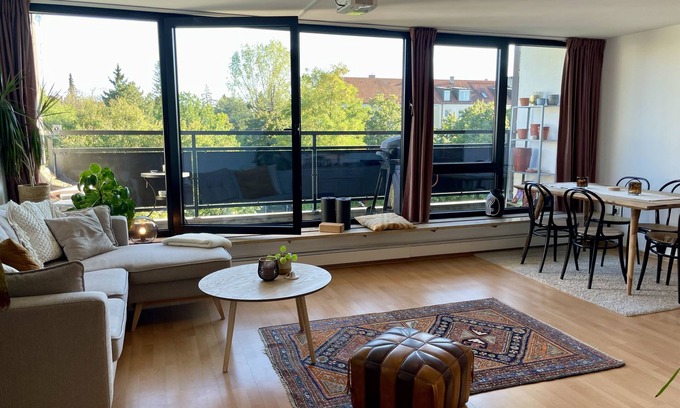 Milbertshofen Apartment | Central 3-room apartment with balcony (85 sqm) directly by the subway