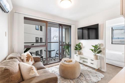 Grafton Apartment | Central 3BR Full Kitchen & Amenities Zodiak Stays