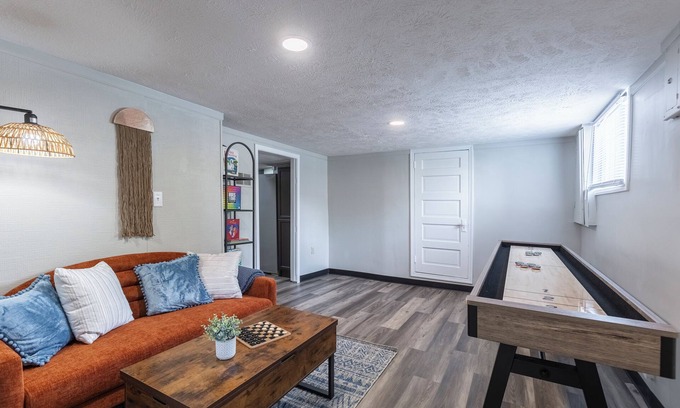Morton Meadows House | Central 5bd Home - Games & Backyard