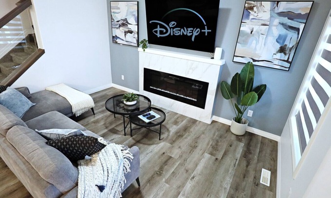 Southwest Edmonton House | Central A/C|Fireplace|Kid's Park|Disney+|Airport