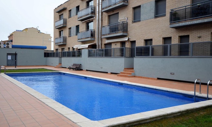 Sant Pere Pescador Apartment | Central Apartment with Pool, Garden, WiFi, A/C & Terrace – Ideal for Families