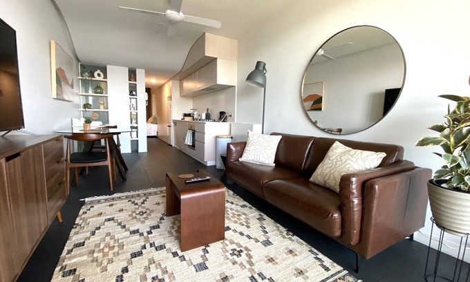 Canberra Apartment | Central apartment with Lake Views (WiFi, Wokspace & parking)