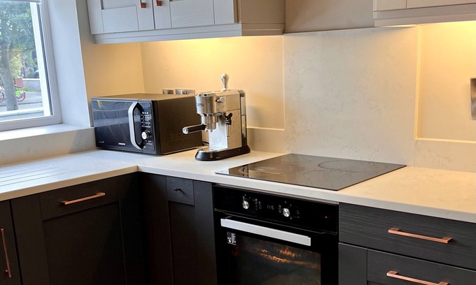 Beaumont Apartment | Central Apt- FreeParking - 1BedEnsuite - WIFI - Smart TV- Washing Machine/Dryer