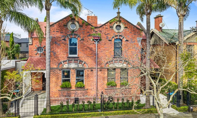 Parnell Villa | Central Arts & Crafts Villa | Luxe 2-3BR | Carpark