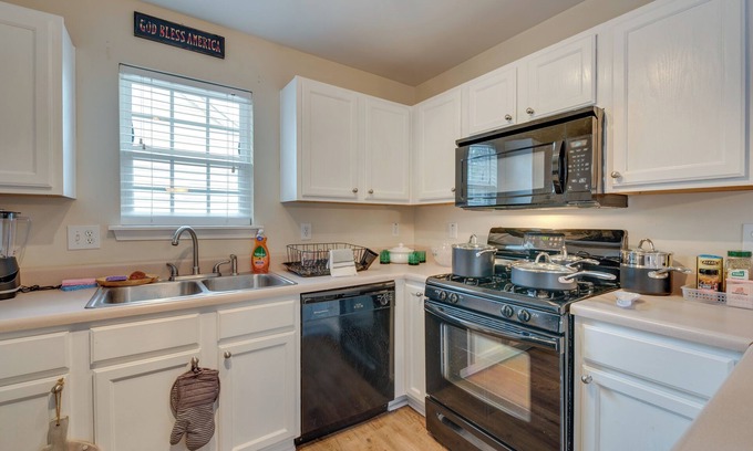 Austell House | Central Austell Home w/Furnished Deck & Grill!