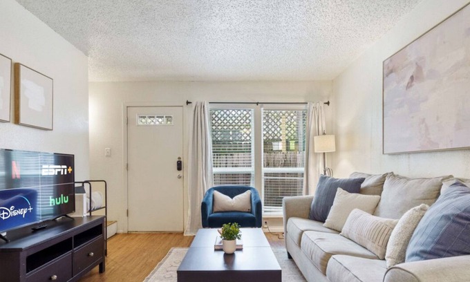 Clarksville Apartment | Central Austin 2 Story Apt | Sleeps 4 + Free Prkg