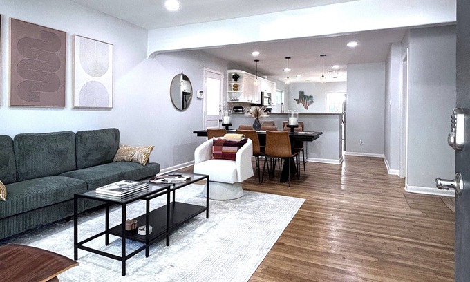 Highland House | Central Austin House in Private Skyview Neighborhood