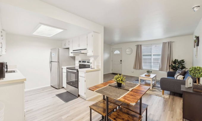 Lake Hills House | Central Bellevue Guesthouse