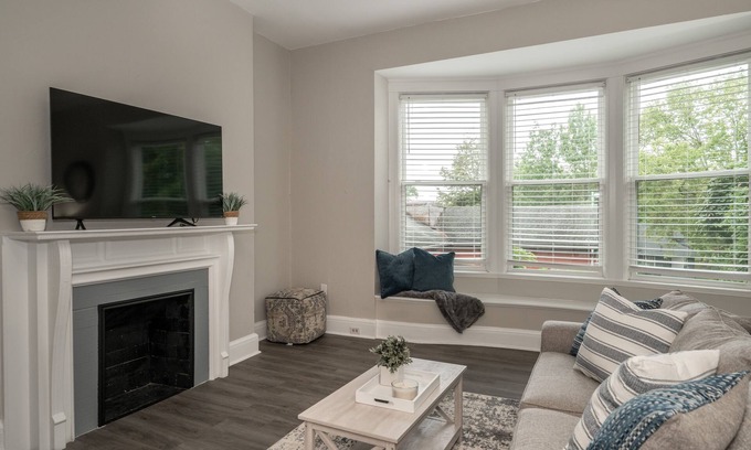 Mount Auburn Apartment | 🏙❤️Central City Retreat | Modern Apt | Hist Bldg⭐️🌃