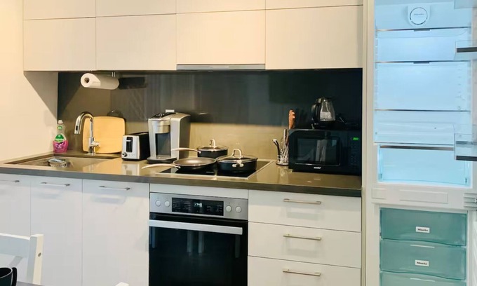 Bloor-Yorkville Apartment | Central Condo in DT of Toronto 1B1B