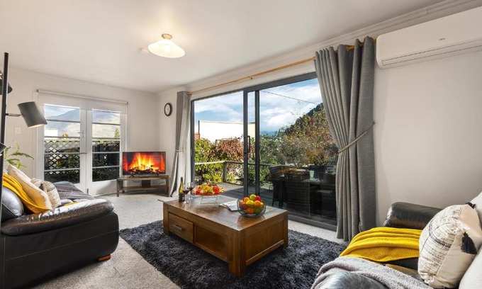 Queenstown City Centre House | Central Cozy 3 Bedroom Home Free Wifi & Parking Flat Walk
