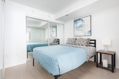 Bay Cloverhill Apartment | Central Downtown 1 and Den w 3 beds Sleeps 4 by UofT