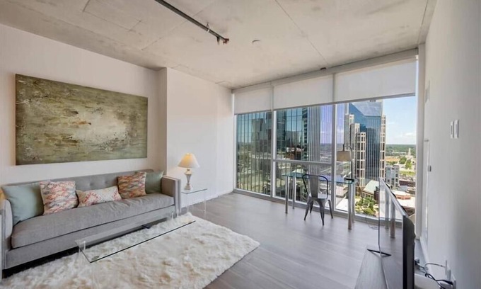 Downtown Nashville Apartment | Central Downtown 1BR w. Views | Petfriendly | Lounge & Spa
