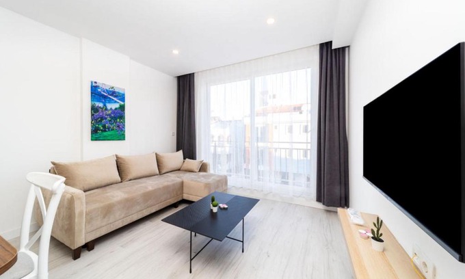 Eski Lara Apartment | Central Flat with Terrace in Muratpasa