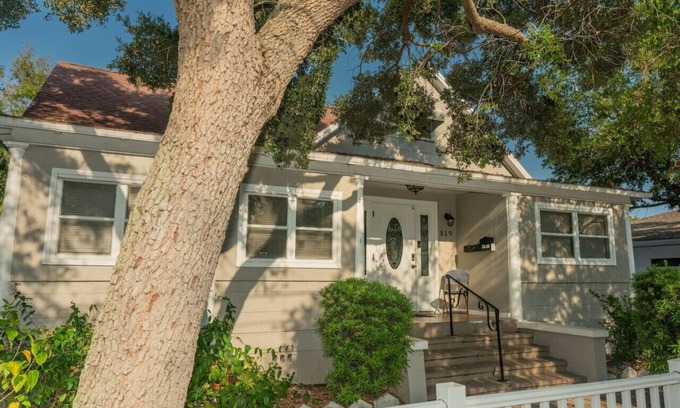 Historic Uptown House | Central in DWTN St Pete 5 BR with Parking!