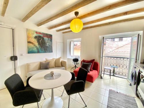 Sao Cristovao e Sao Lourenco Apartment | Central Lisbon Balcony Apartment