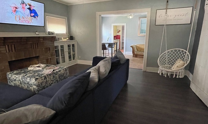 Enid House | Central Location 3BR 1B Fully Fenced Back Yard. Cozy & Quiet