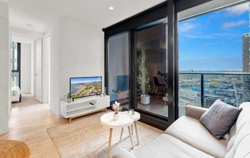 Melbourne Central Business District Apartment | Central Location CBD Escape - Stunning Views, Pool and Gym Access