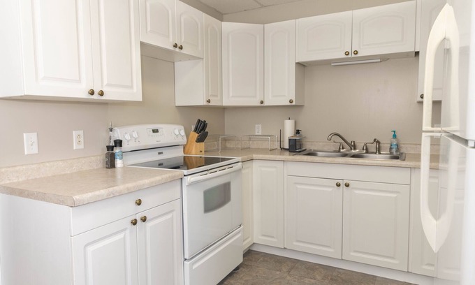 Superior House | Central Location! Cozy 4BR + Backyard | Smart TV