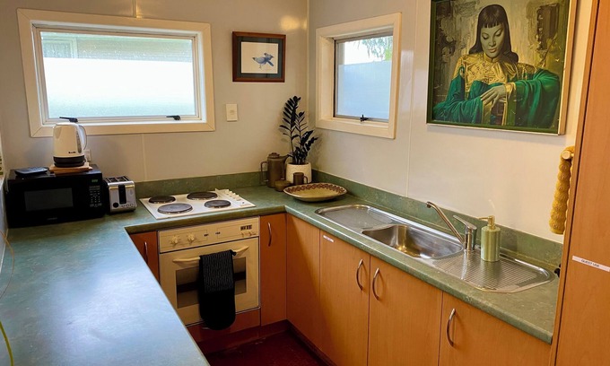 Auckland Apartment | Central Māngere Bridge Gem, Family and Pet Friendly. Close to the Airport.