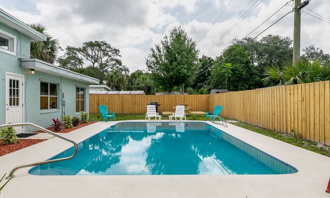 Melbourne House | Central Melbourne 5Bed/3Bath Pool Home-Sleeps 14