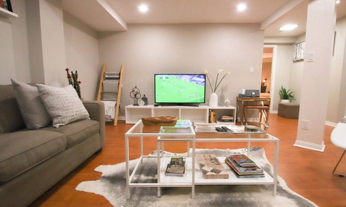 East Credit Apartment | Central Mississauga Modern Apartment | Free Parking