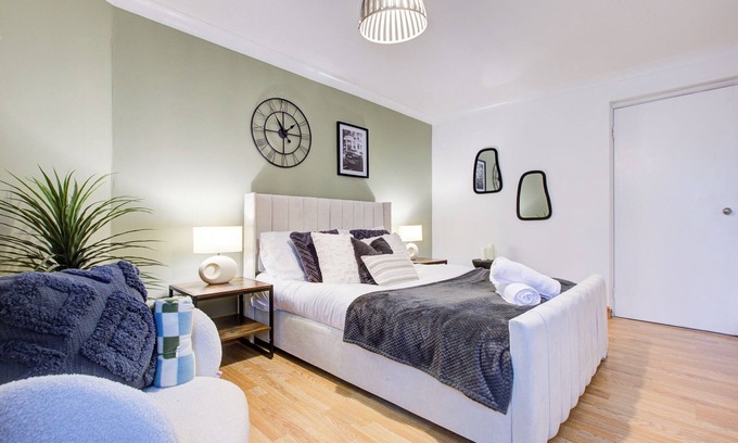 Gillingham Apartment | Central, modern 2 bedroom apartment in Gillingham by train station